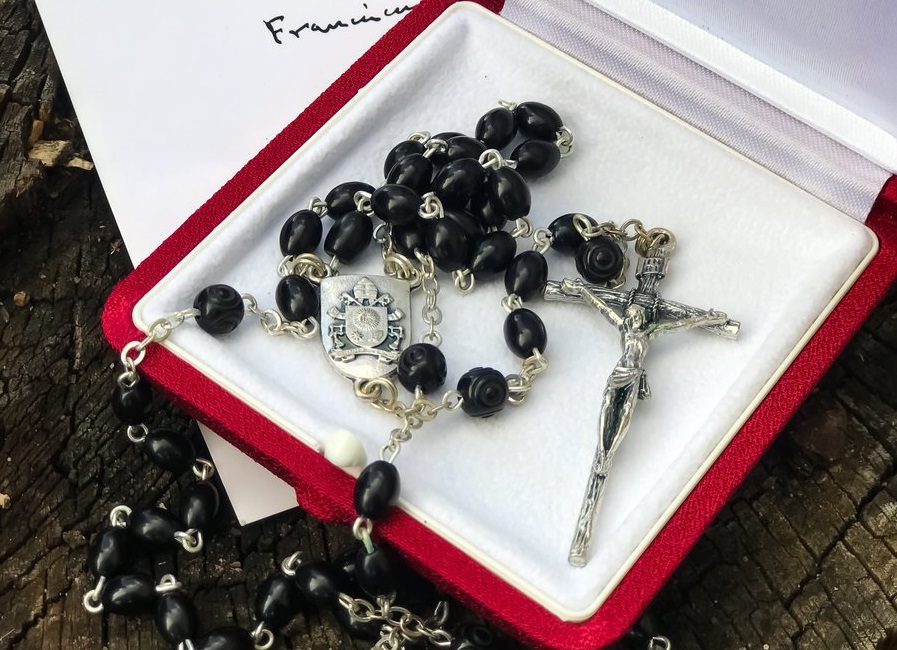 Papa Francisco envía rosario a Lula da Silva