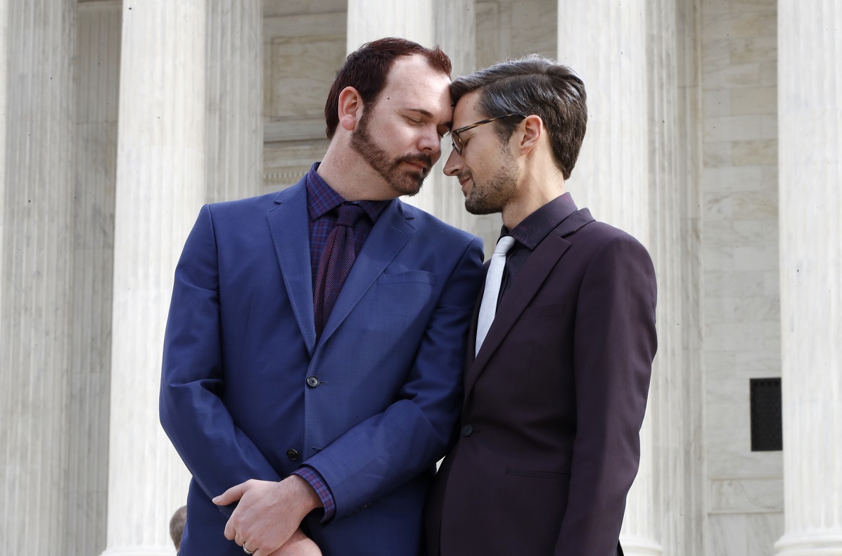Justicia de EU respalda a pastelero pastel a pareja gay