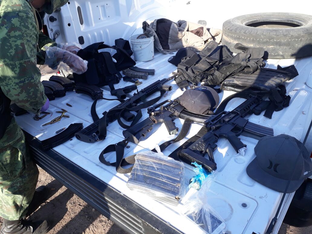 Detienen a dos hombres con arsenal y combustible robado en Guamúchil, Sinaloa