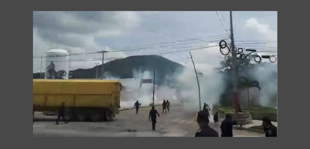 Policía de Chiapas y normalistas se enfrentan