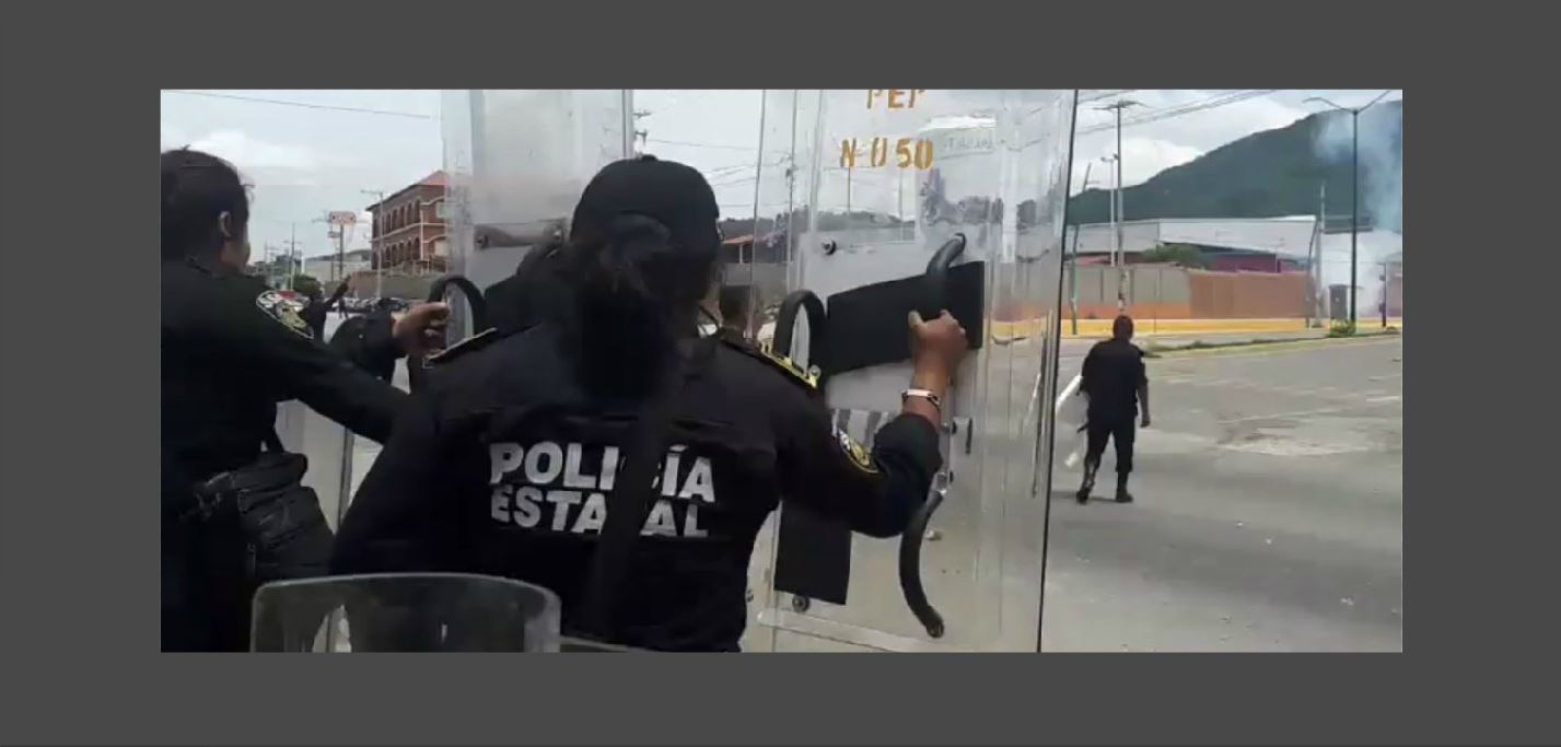 Policía de Chiapas y normalistas se enfrentan en el Libramiento Norte