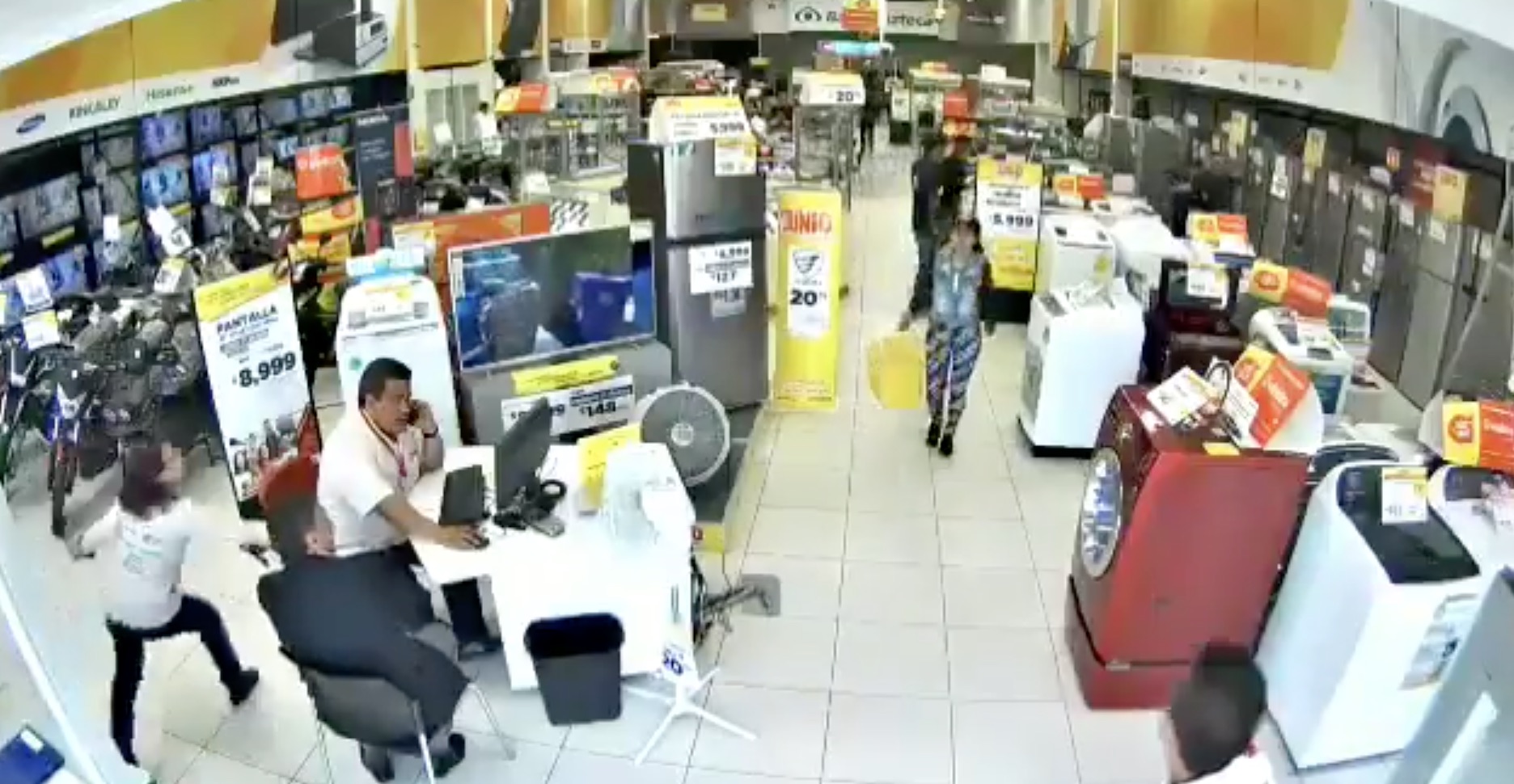 Video: Policía frustra robo en tienda de Iztapalapa
