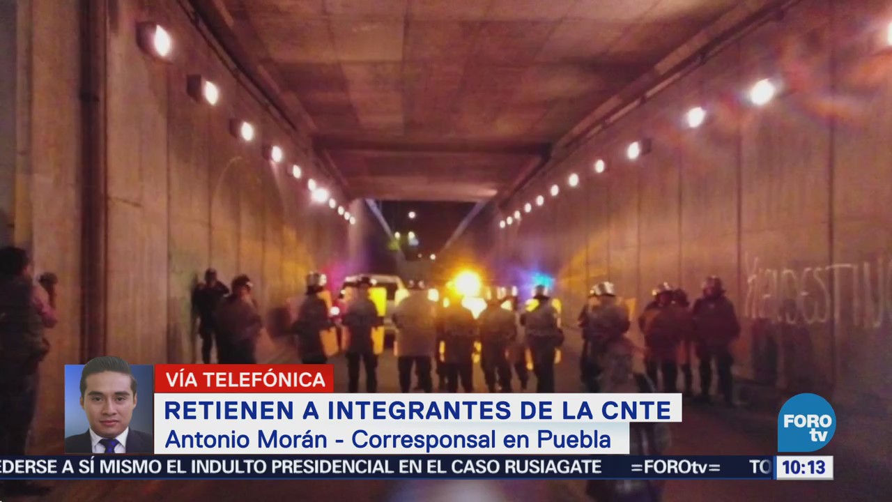 Policías de Puebla negocian con CNTE para retirar bloqueo