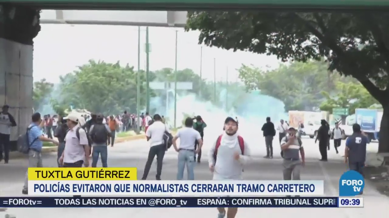 Policías evitan que normalistas cierren tramo carretero en Chiapas