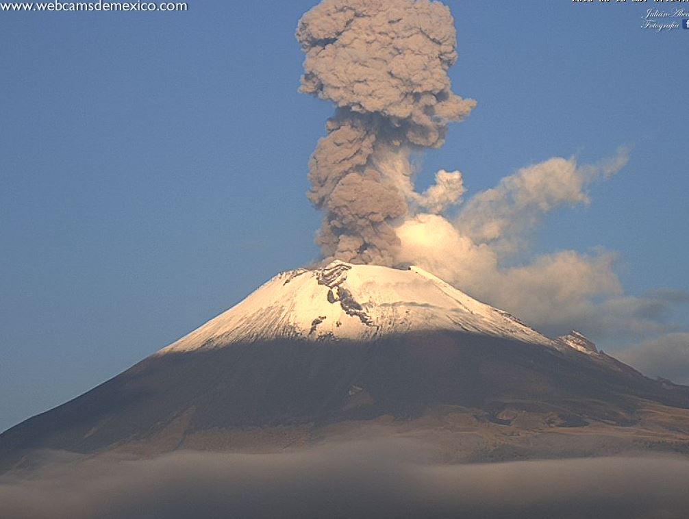 Cenapred reporta dos explosiones en el volcán Popocatépetl
