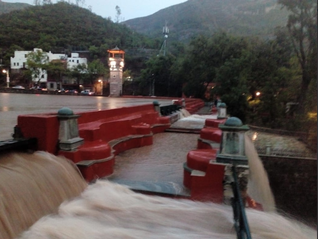 Desborda presa 'La Olla' por fuertes lluvias en Guanajuato