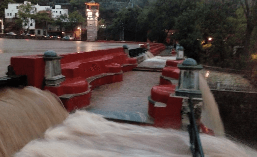Controlan desbordamiento en presa de la Olla en Guanajuato