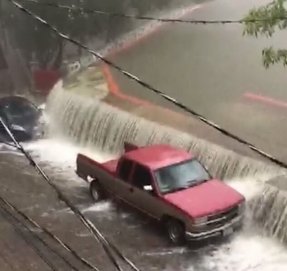 Desborda presa 'La Olla' por fuertes lluvias en Guanajuato