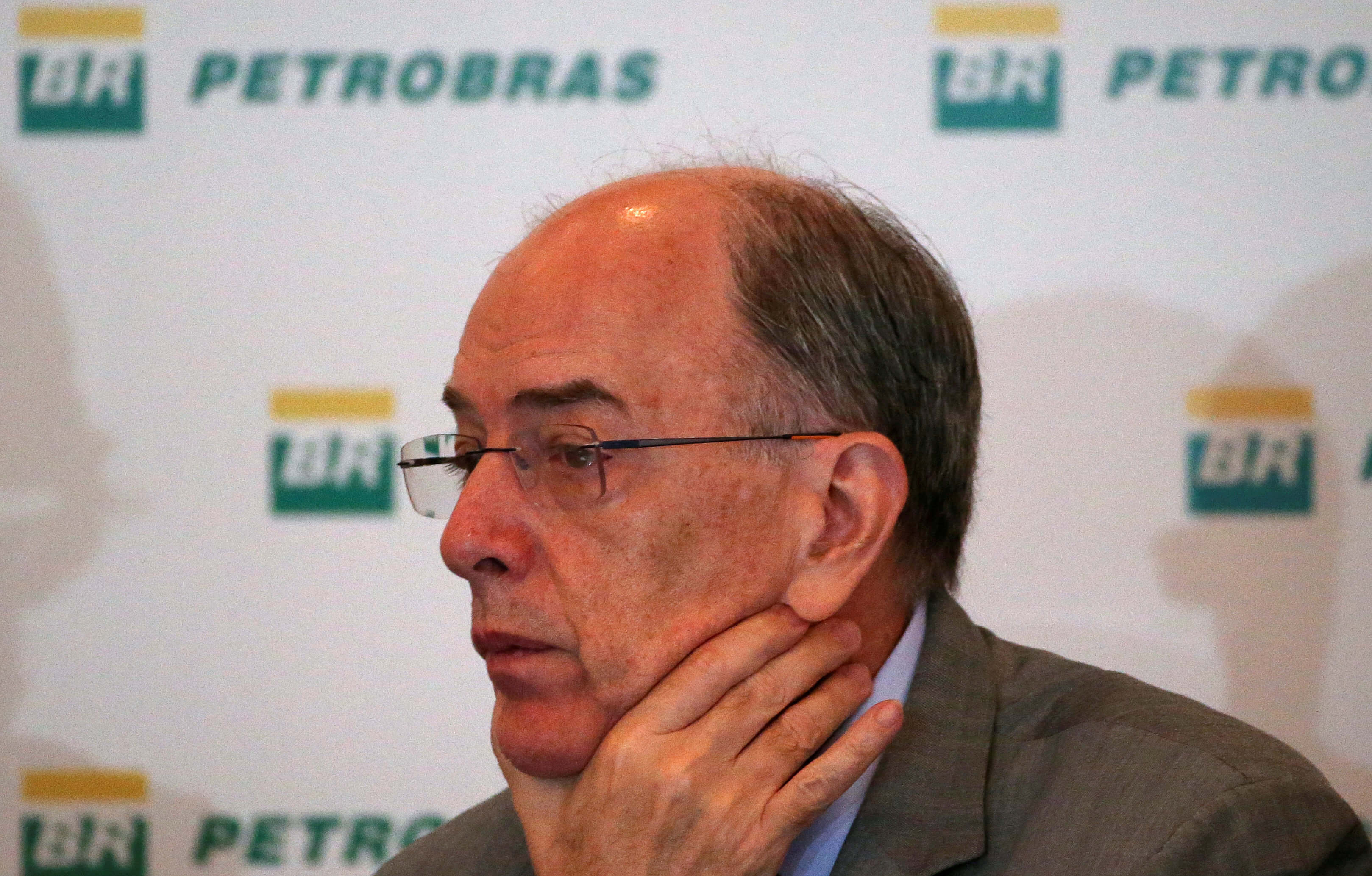 Presidente Petrobras renuncia críticas huelga camionera