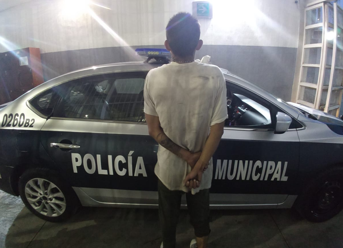 Presunto delincuente frente a una patrulla de la Policía Municipal de Aguascalientes