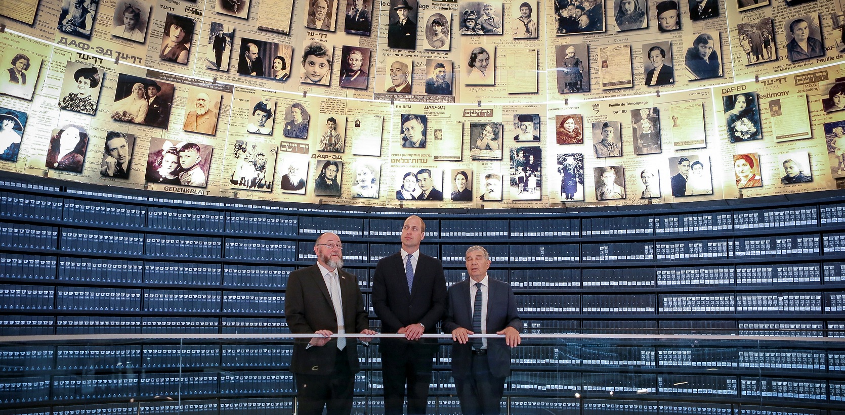 Conmociona al príncipe Guillermo el Museo del Holocausto en histórica visita a Israel