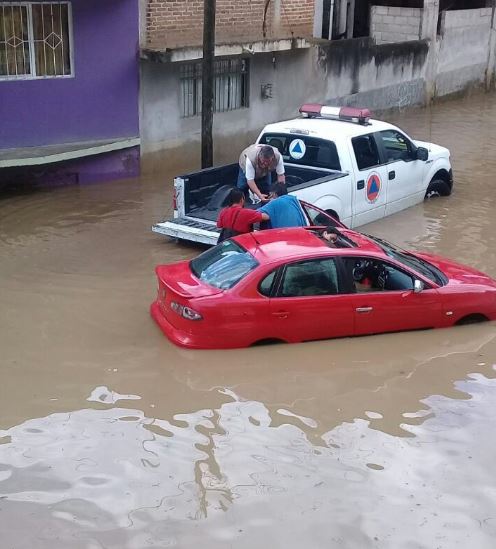Rescatan a familia atrapada en un vehículo tras inundaciones en Xalapa, Veracruz