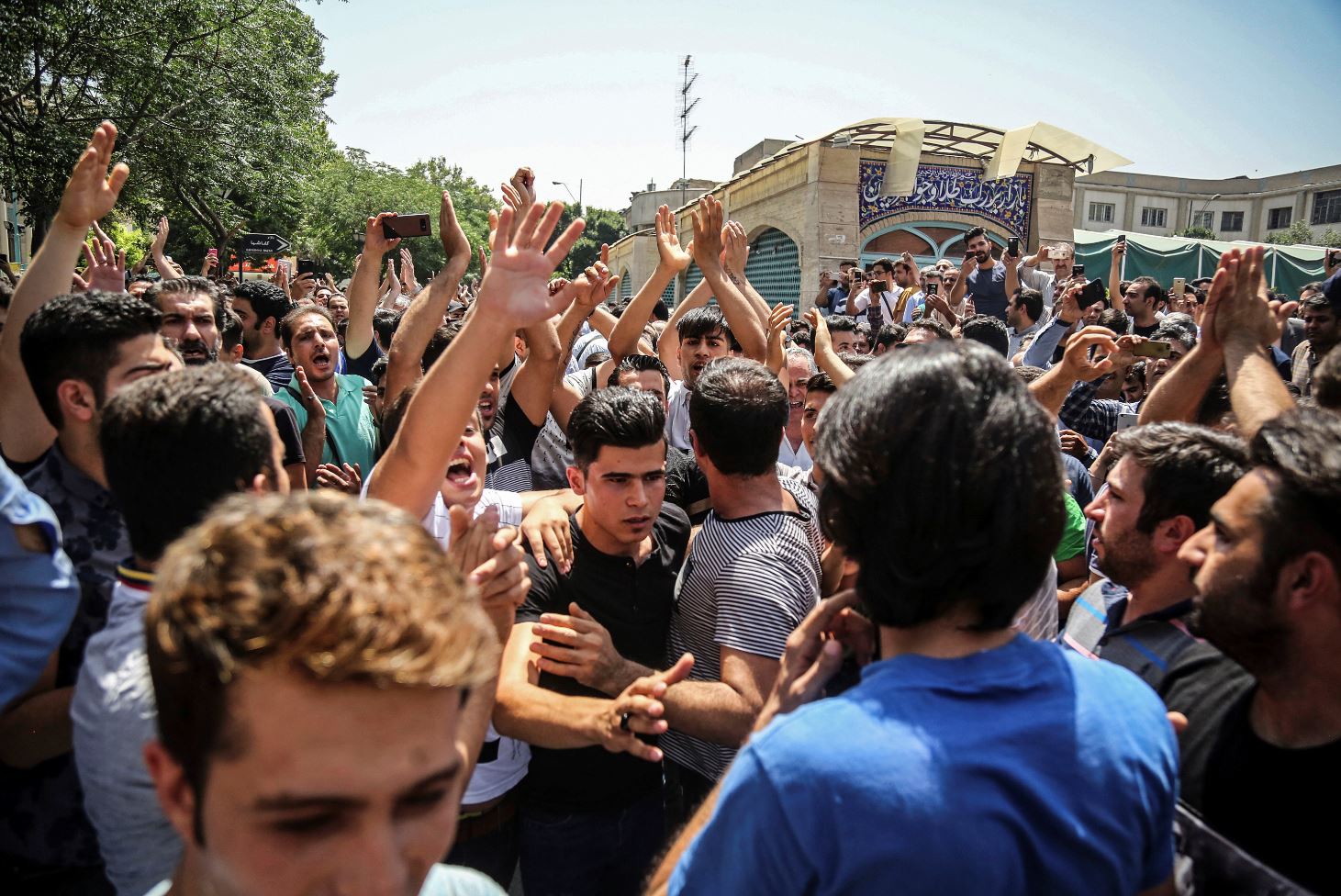Protestan comerciantes en Teherán por devaluación del rial