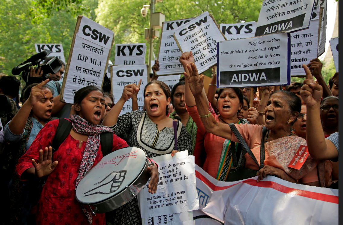 Cinco activistas son raptadas y violadas en India