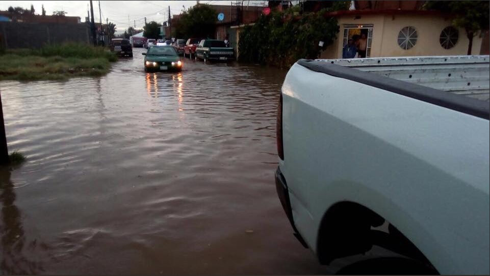 Luis Potosí rescatan a familia que quedó atrapada en corriente pluvial