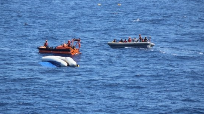 Migrantes rescatados esperan para desembarcar en Italia
