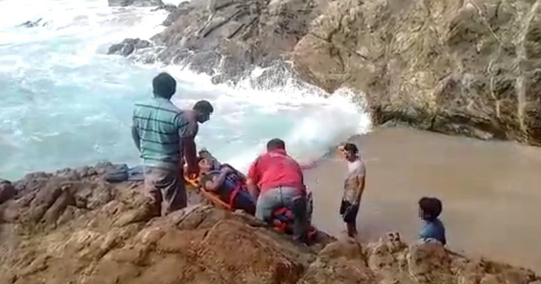 Rescatan cuerpo de pescador arrastrados por ola en Oaxaca