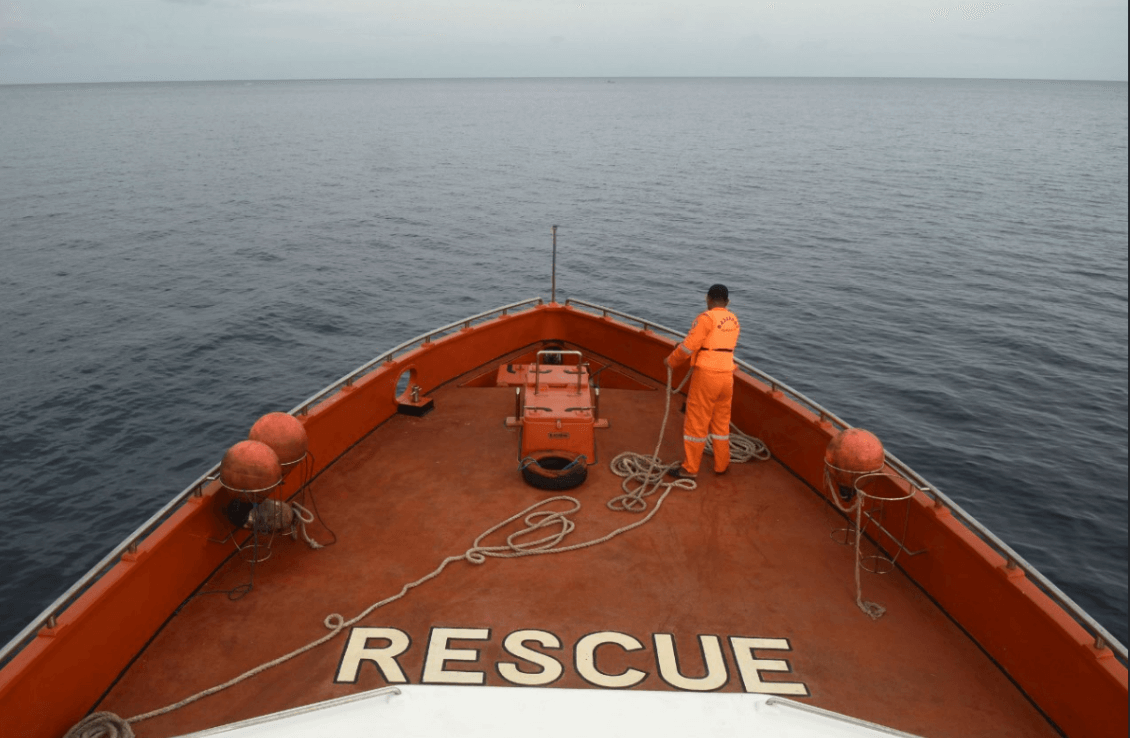 Un muerto y decenas de desaparecidos tras naufragio de ferry en Indonesia