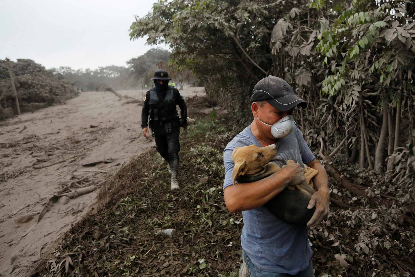 Hombre rescata a su perro en San Miguel Los Lotes 