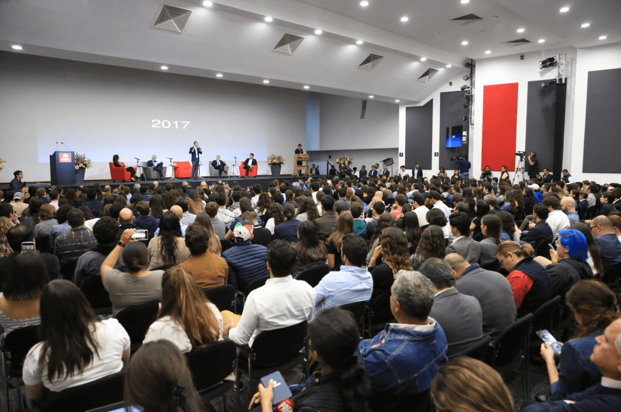 Anaya discute retos de México con hombres de negocios