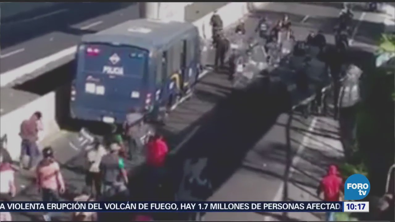 Se enfrentan policías y manifestantes en la México-Cuernavaca