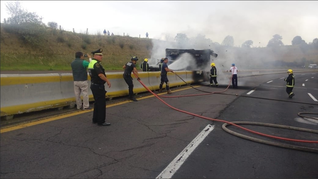 incendia camioneta cargada con pescado en autopista México Puebla