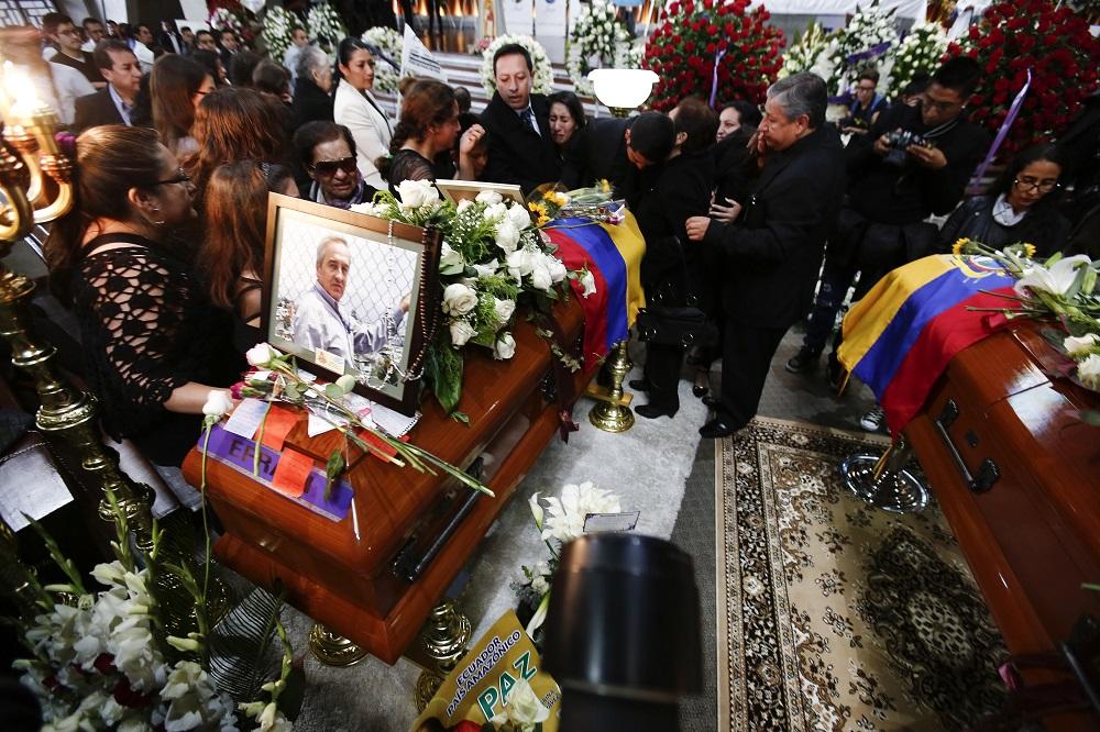 Sepultan a periodistas ecuatorianos asesinados en Colombia por disidente de las FARC