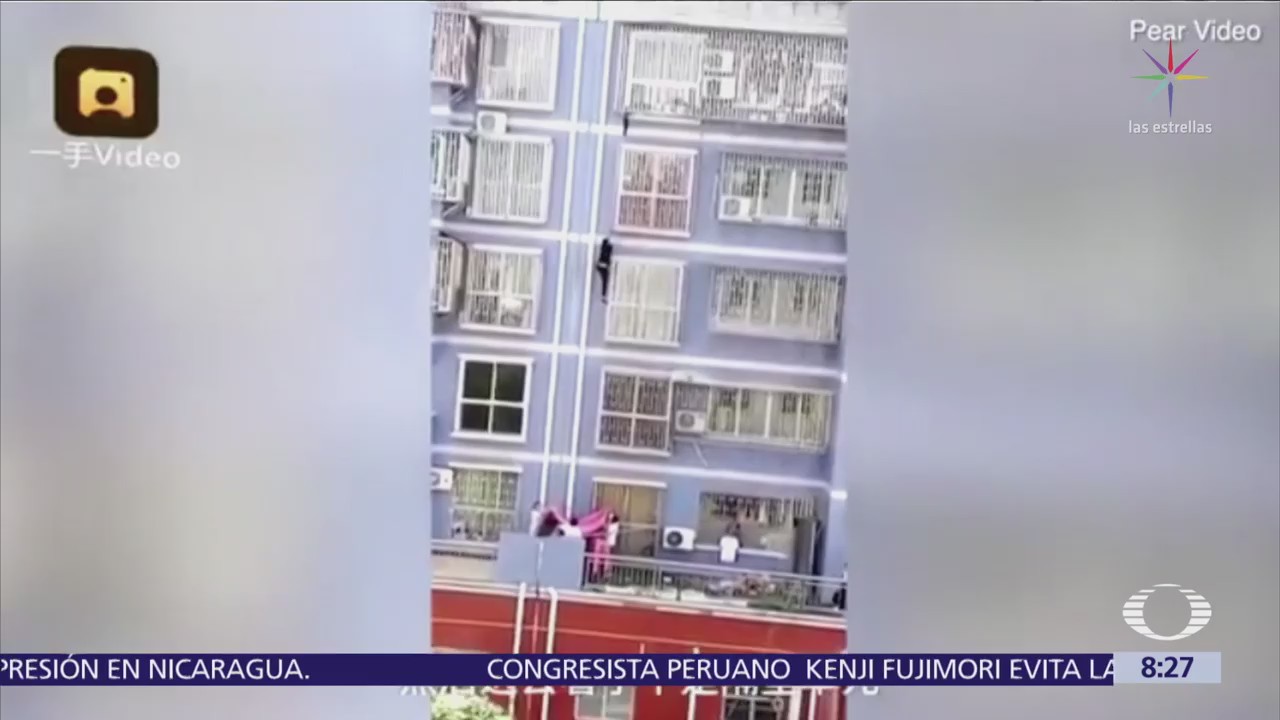 Spiderman chino escala edificio y