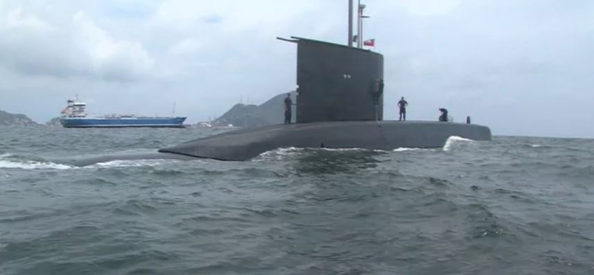 Submarino chileno visita costas de Manzanillo, Colima