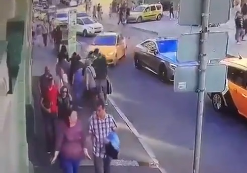 Cámara capta instante taxi arrolla a mexicanos en Moscú