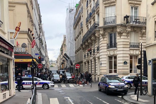 Un hombre toma dos rehenes en el centro de París