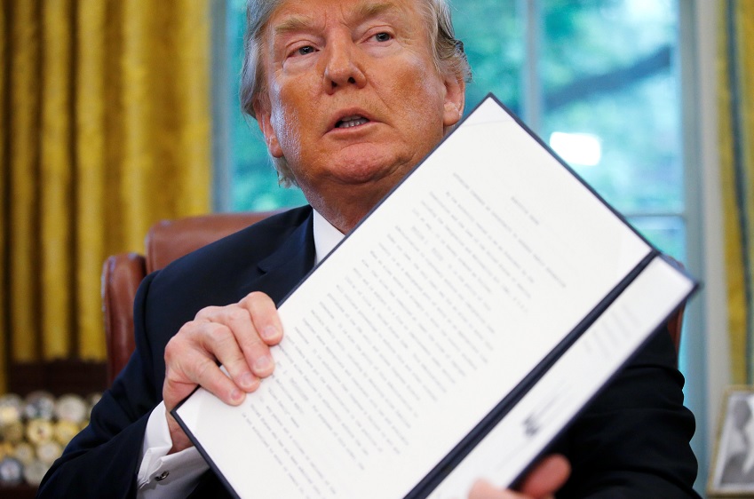 Trump después de firmar orden ejecutiva sobre política de inmigración en la Oficina Oval en la Casa Blanca en Washington (Reuters)