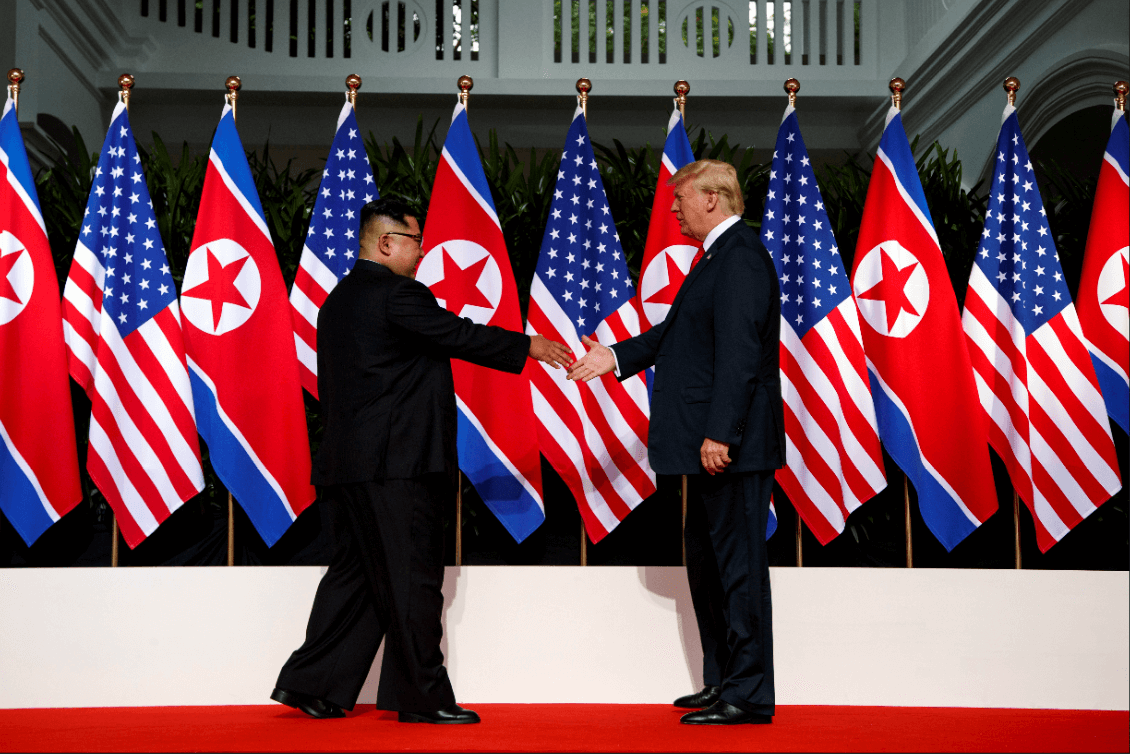 Trump y King se saludan por primera vez durante histórico encuentro. (AP)