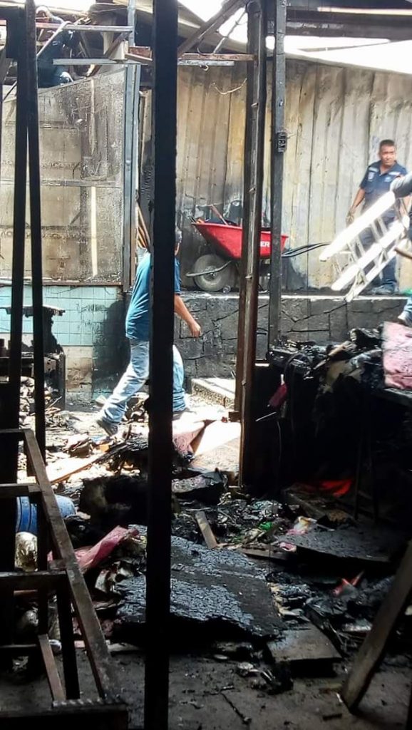 Un incendio ocurrido el fin de semana afectó a 12 locatarios del mercado La Acocota en Puebla