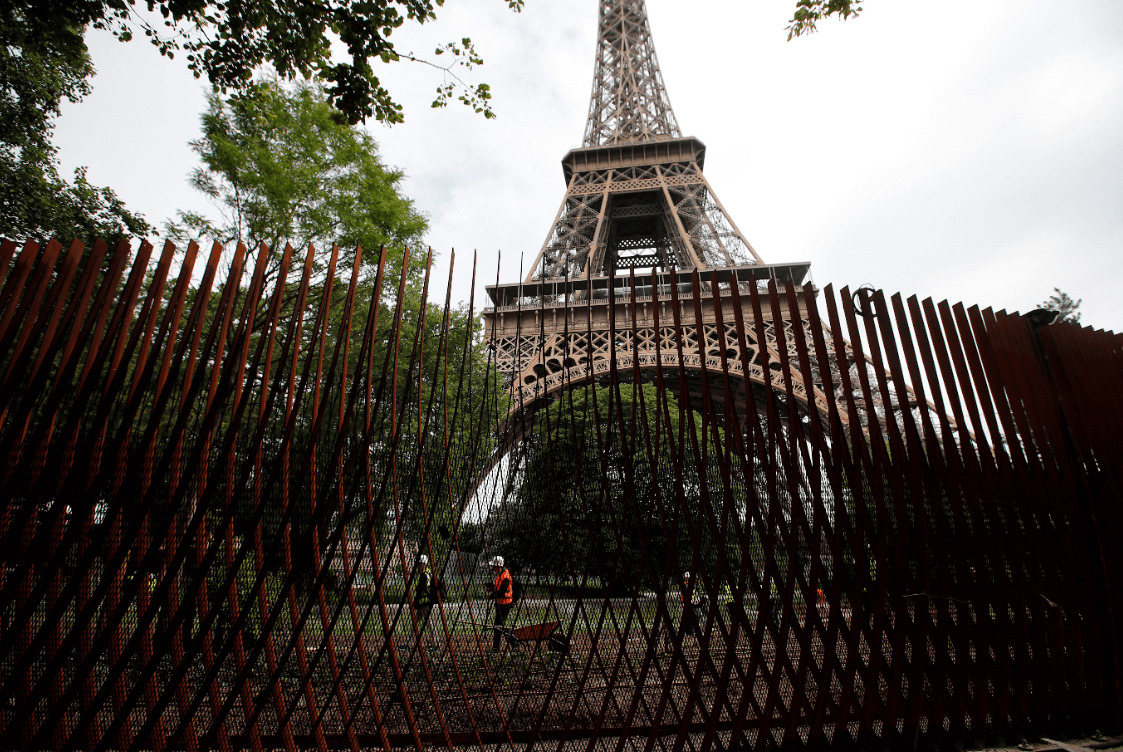 Torre Eiffel se protege con nuevo perímetro de hierro y vidrio