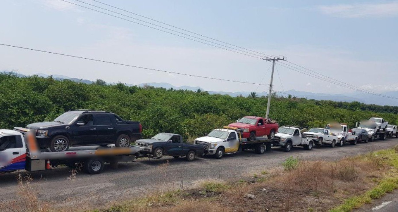 Detienen a 11 personas con vehículos robados, armas y droga en Michoacán