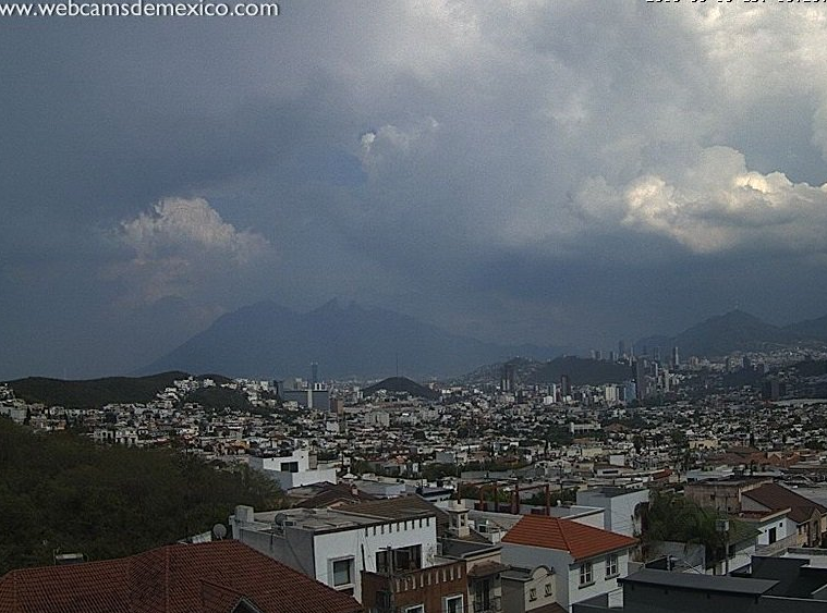 Choca contra escuela en Monterrey por falla de frenos