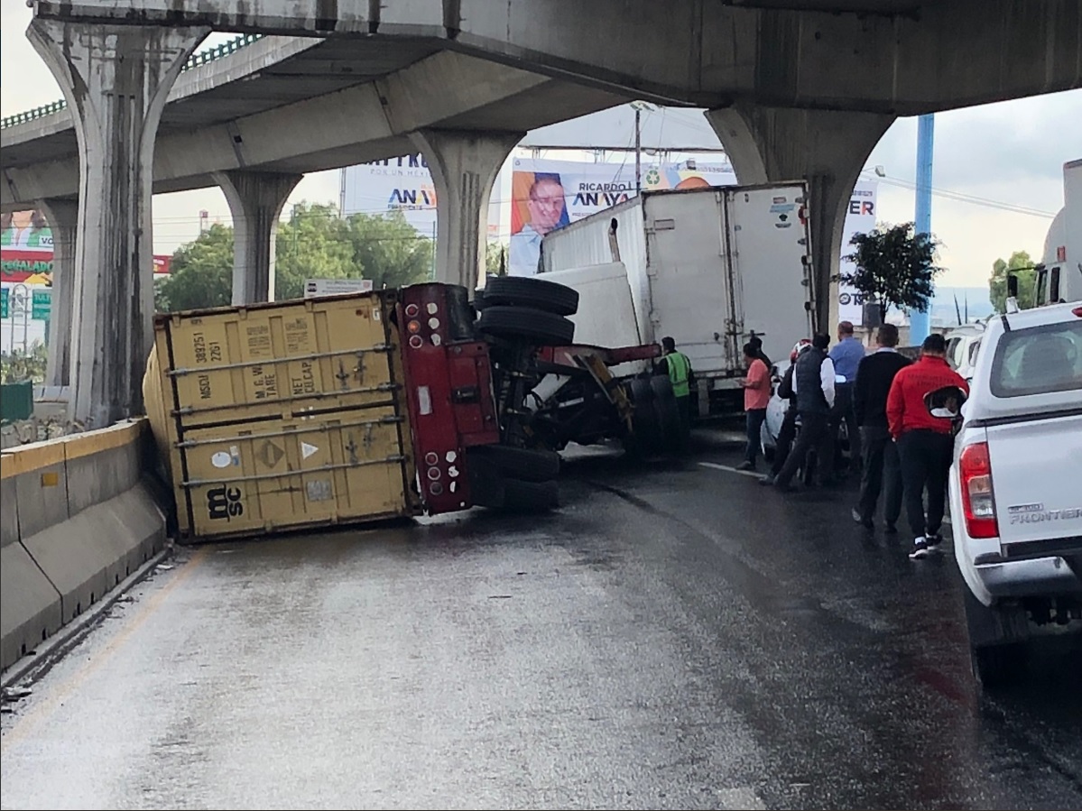 Volcadura de tráiler afecta el tránsito de la autopista México Querétaro