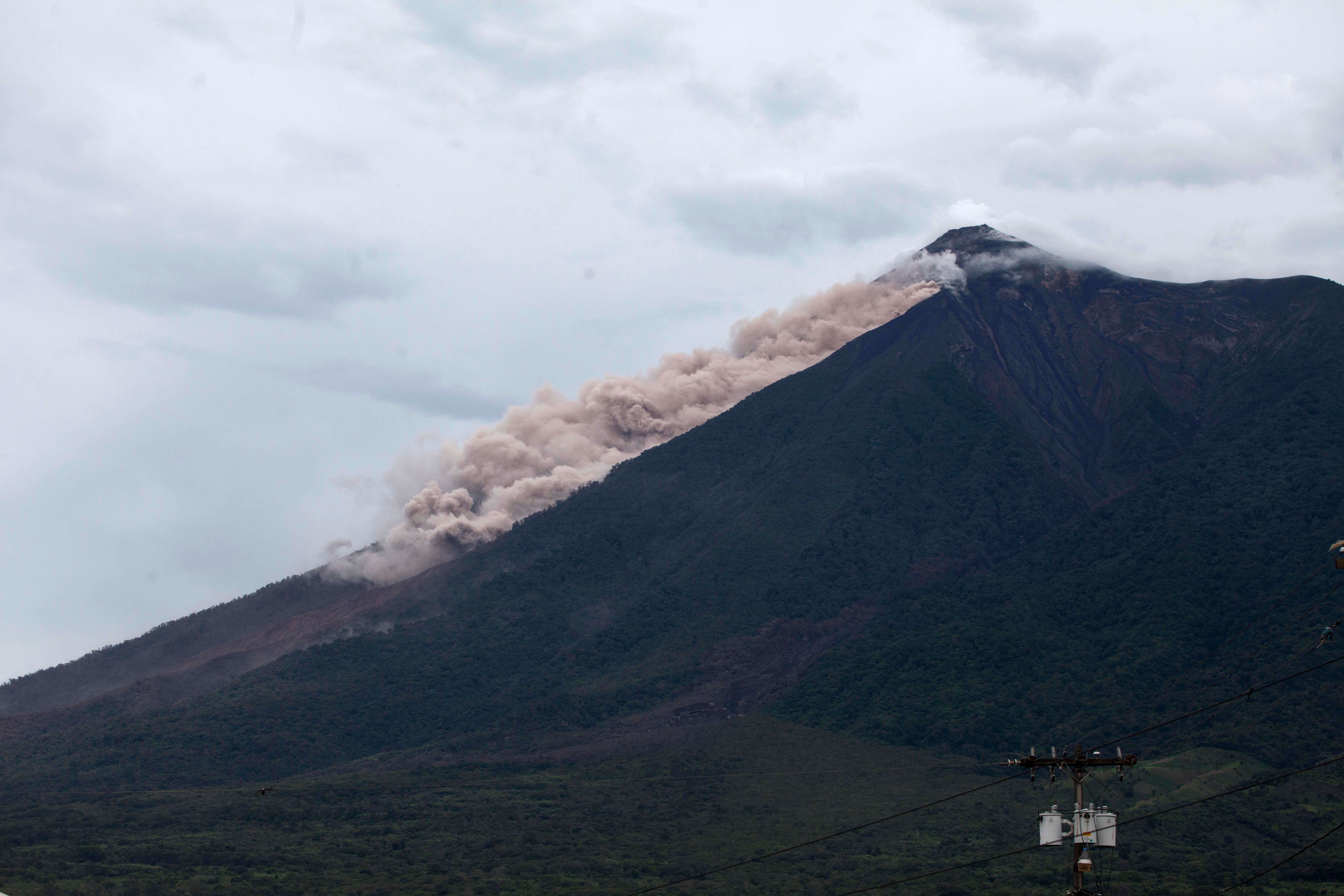 Guatemala ordena evacuación por flujo piroclástico del Volcán de Fuego