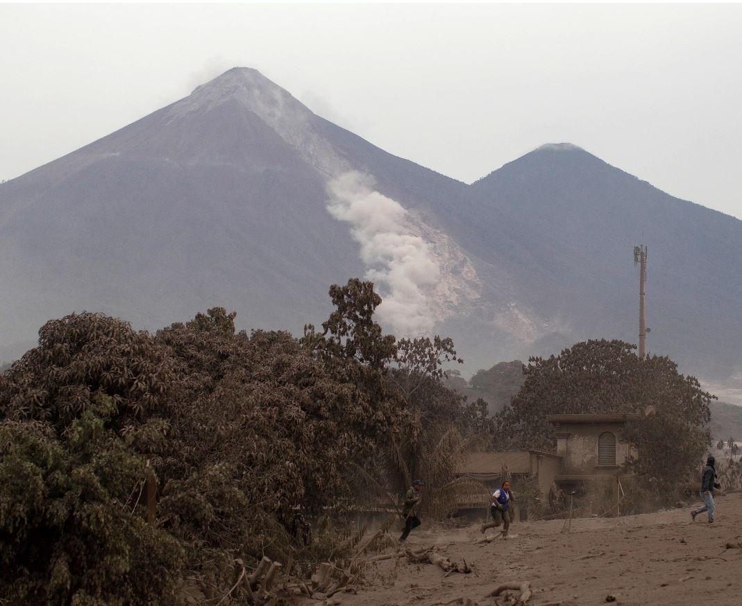 Peña Nieto ofrece apoyo a Guatemala por erupción volcánica