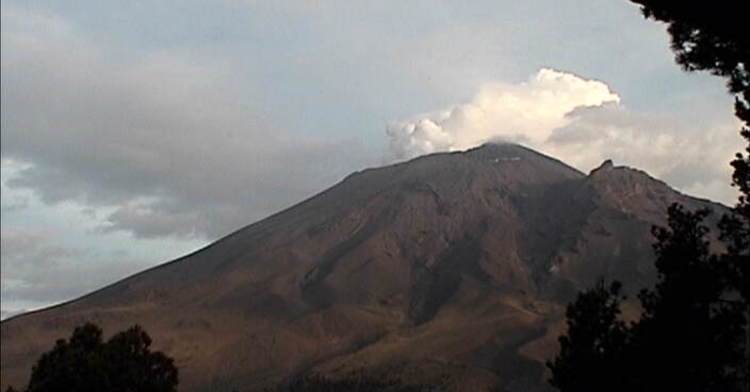 Campesinos siembran cerca del Popocatépetl, pero son precavi