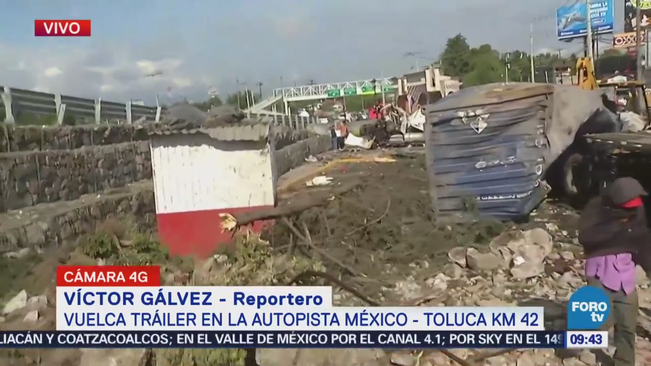 Vuelca tráiler con productos químicos en la autopista México-Toluca