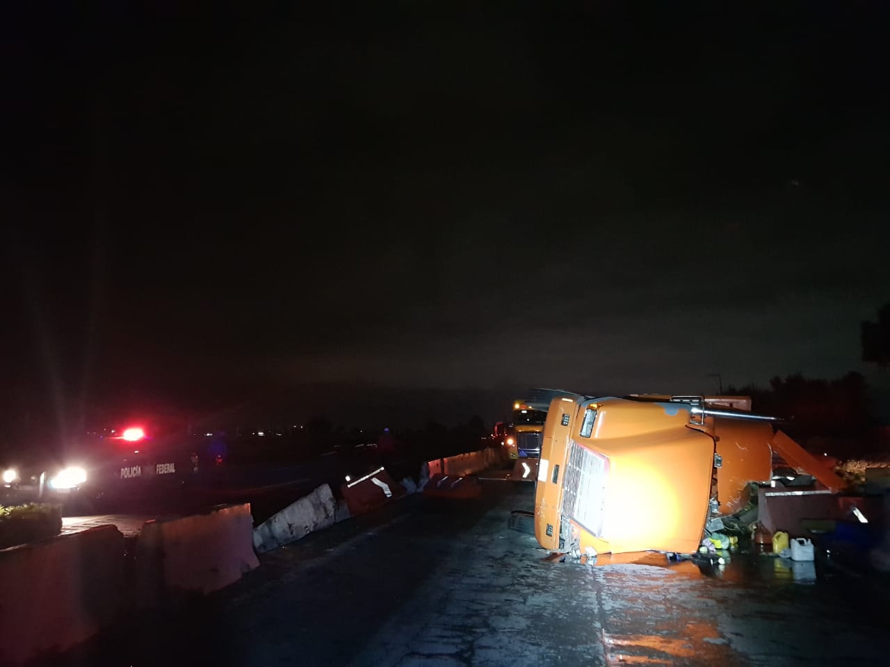 Camión tira toneladas de piña en la autopista Puebla Orizaba