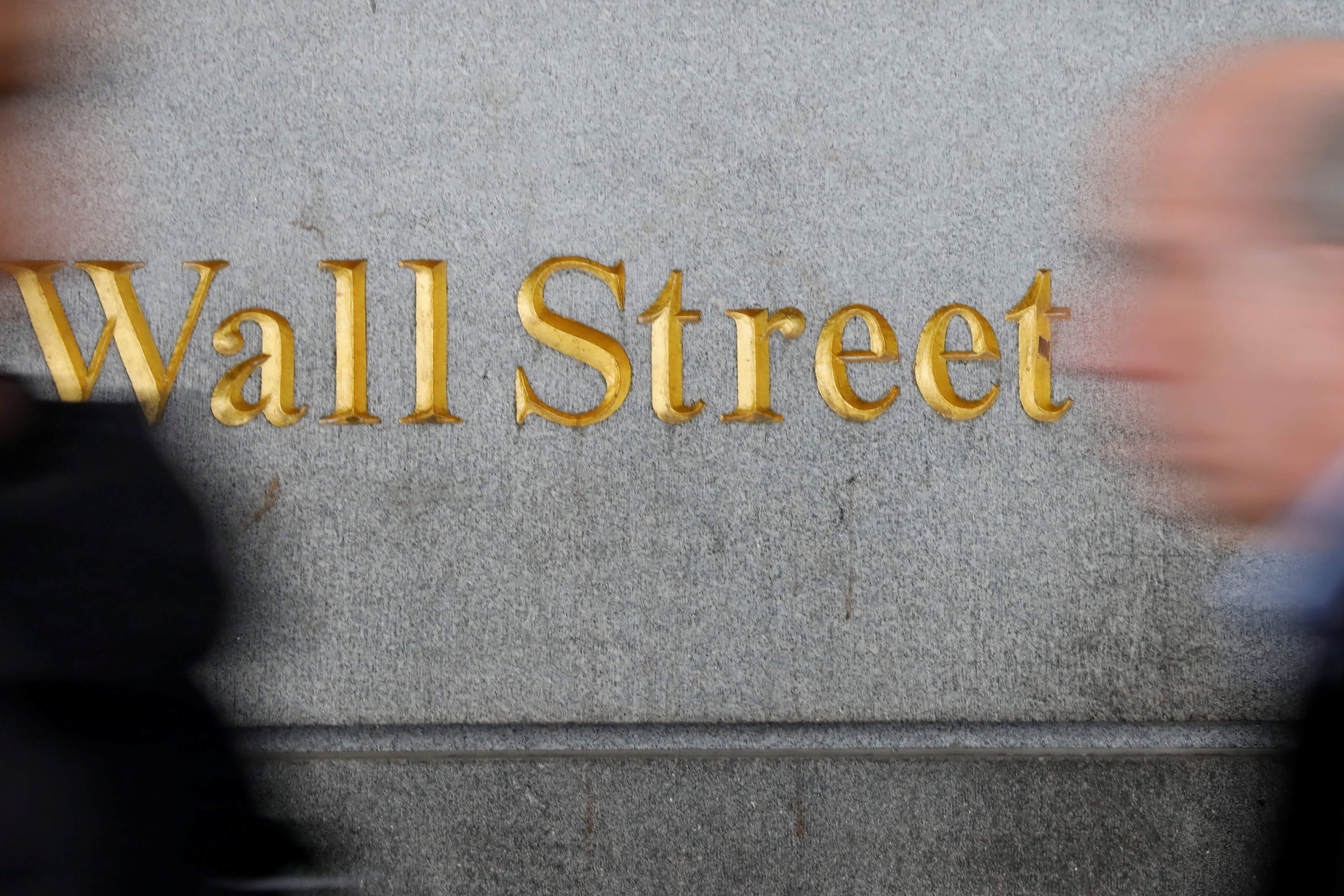 Wall Street a la baja, preocupa guerra comercial