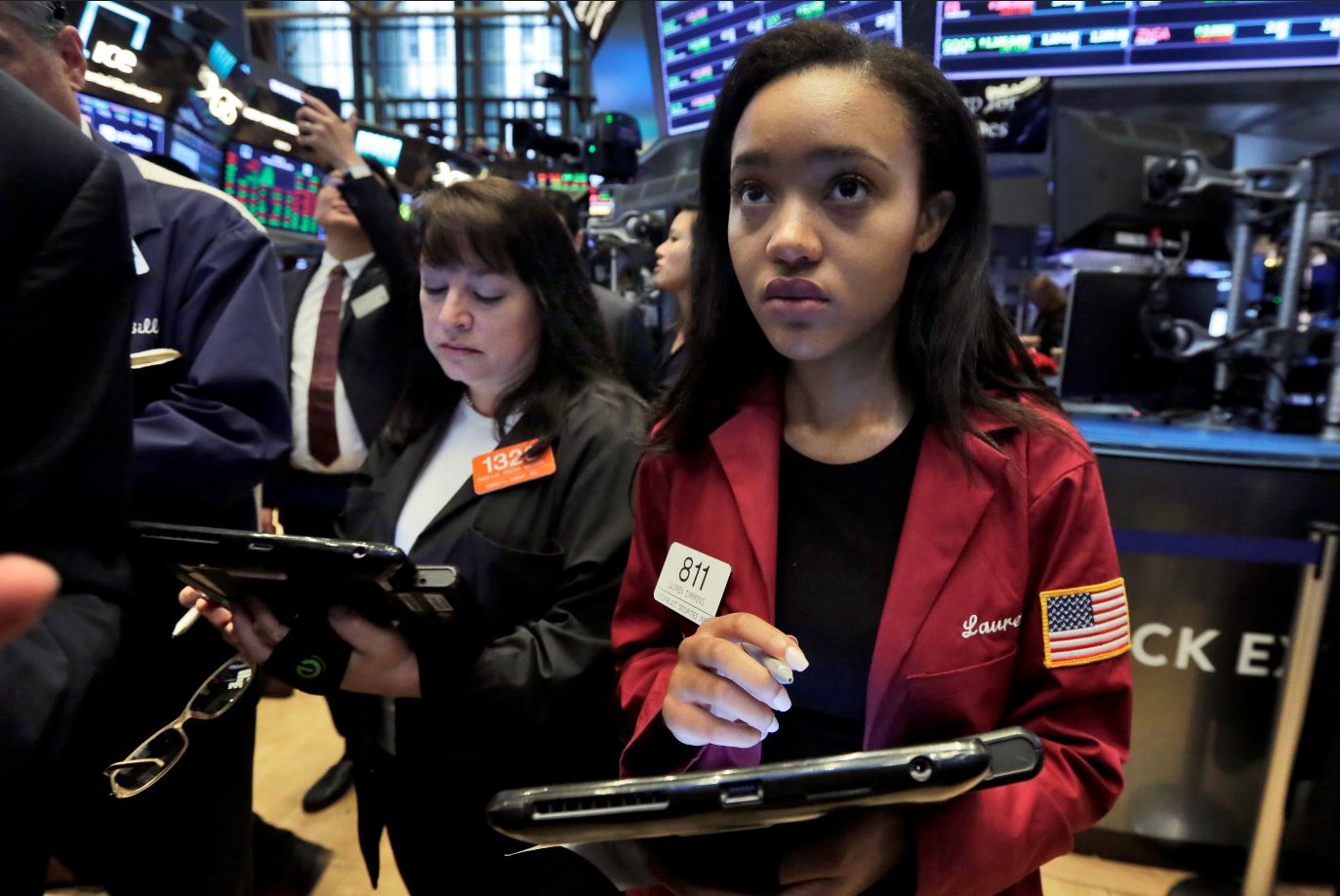 Wall Street registra avances, perfila caída semanal