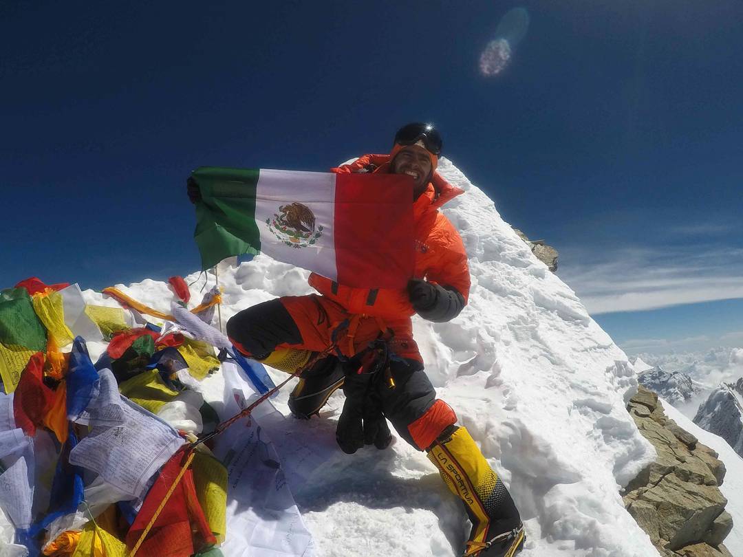 Llegan a Perú familiares de alpinistas fallecidos