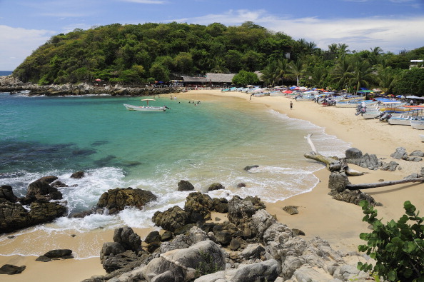 Turistas disfrutan de altas temperaturas en playas de Colima
