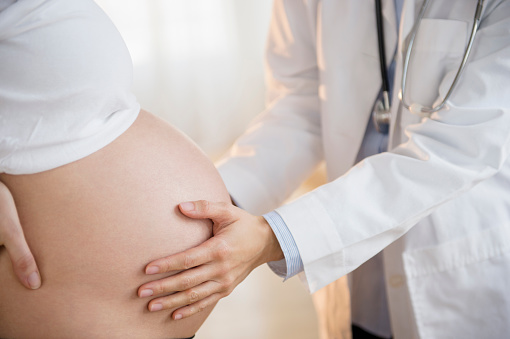 Podrían sancionar a personal médico que atendió falso embarazo gemelar