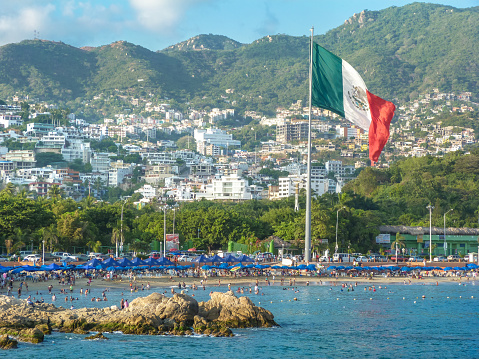 Turistas disfrutan del calor de Acapulco durante este verano