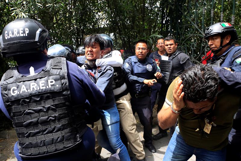 Morenistas atacan a panistas en un hotel de Puebla